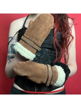 Brown ans white fluffy mittens 🤎🤍